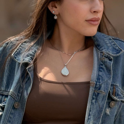 Colgante de plata esterlina con ópalo en forma de pera