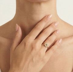 Anillo floral dorado con circonita cúbica en forma de flor