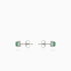 Petites boucles d’oreilles clous en argent avec émeraude synthétique.