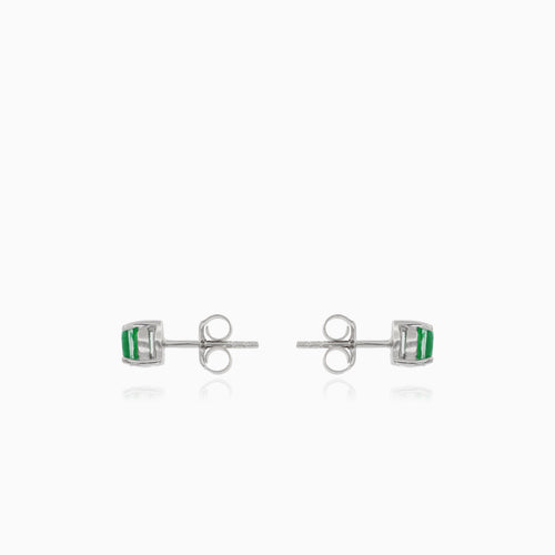 Petites boucles d’oreilles clous en argent avec émeraude synthétique.