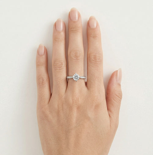 Bague en argent avec zircon cubique élégant