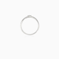 Třpytivý zásnubní prsten z bílého zlata s krouceným designem a diamanty