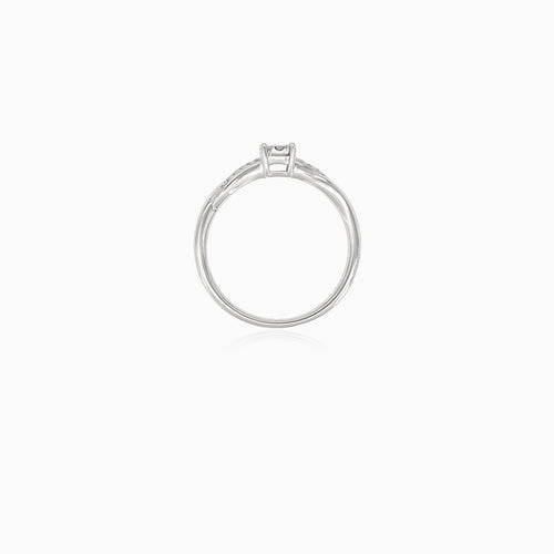 Stylový dámský zásnubní prsten z bílého zlata