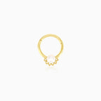 Elegantes Gold-Hoop-Piercing mit Perlenakzent