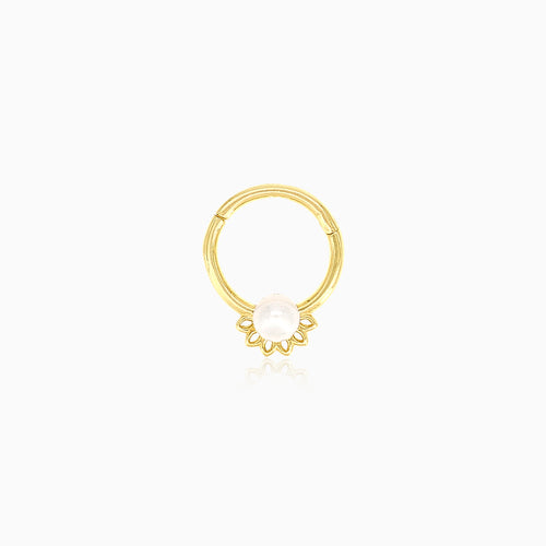 Elegantes Gold-Hoop-Piercing mit Perlenakzent
