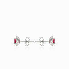Silberne Ohrstecker mit synthetischem Rubin