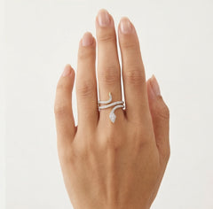 Anillo de serpiente con diamantes en espiral