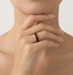 Eleganter Goldring mit 5 Granaten