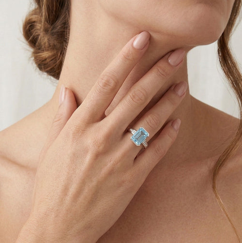 Bague avec aigue-marine taille émeraude et diamant