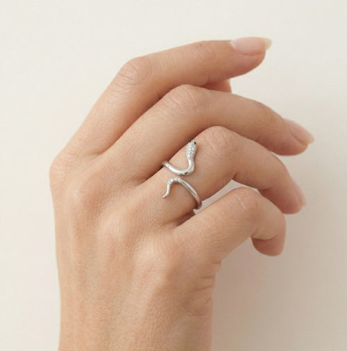 Eleganter Silberring in Schlangenform mit dunkelblauen Augen