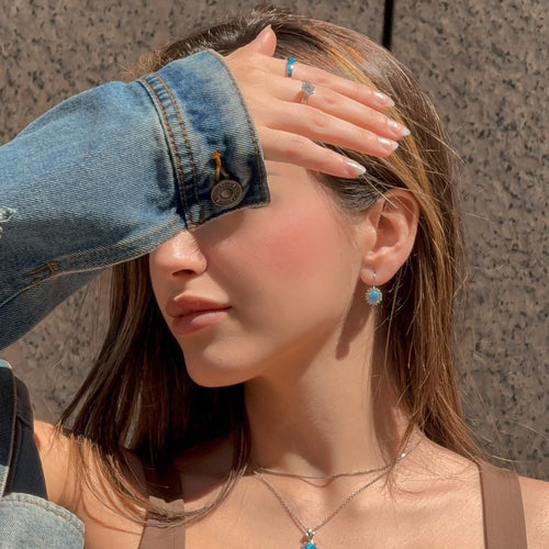 Stříbrné náušnice s modrým oválným opálem