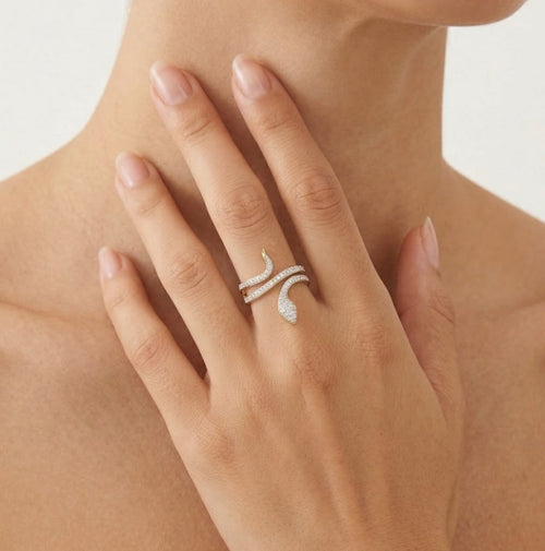 Anillo de serpiente con diamantes en espiral