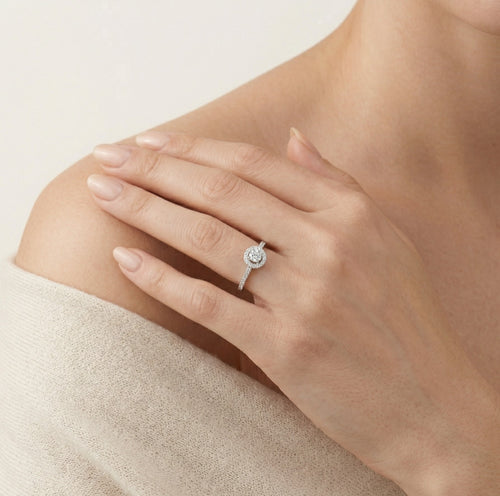 Elegante anillo de plata con circonitas cúbicas