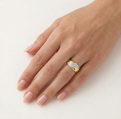 Široký zlatý prsten se třemi kubickými zirkony