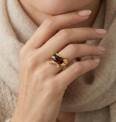 Goldener Elegance Damenring mit Granat