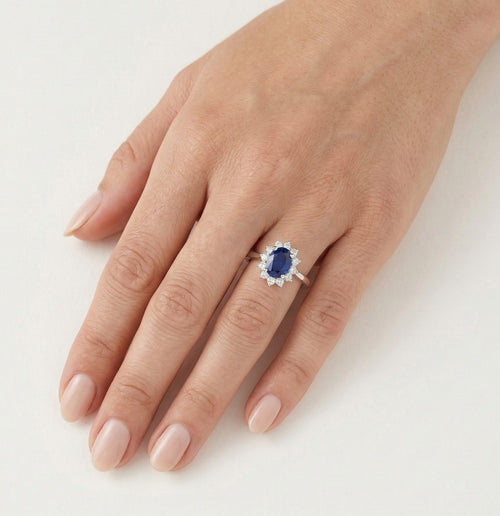 Ring mit ovalem Saphir und Diamanten