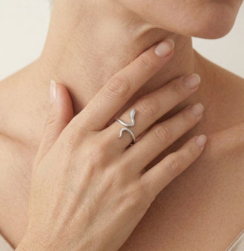 Bague serpent élégante en argent avec yeux bleu foncé