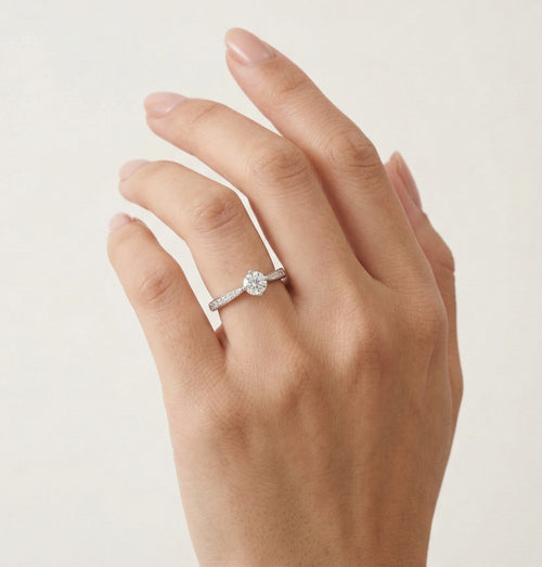 Zúžený zásnubní diamantový prsten