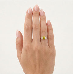 Bague en saphir jaune taille coussin