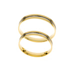 Bague de mariage en or jaune avec accents blancs.