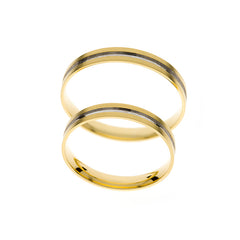 Bague de mariage en or jaune avec accents blancs.