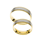 Hochglanzpolierter Trauring aus Gelb- und mattiertem Weißgold