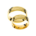 Bague de mariage en or jaune avec détail au centre