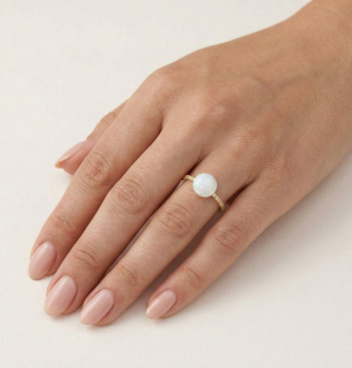 Zlatý prsten s bílým opálem
