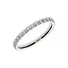 Anillo de boda media eternidad de oro blanco.