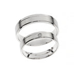 Bague de mariage en or blanc avec finition polie.