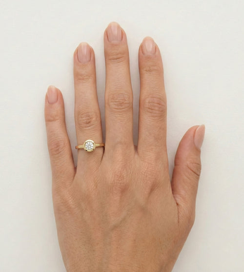 Ring aus Gold mit Zirkonia in Zargenfassung