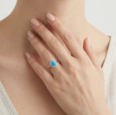 Elegantní dámský stříbrný prsten s modrým opálem