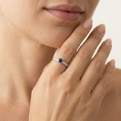 Bague de fiançailles en saphir bleu