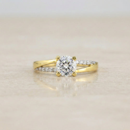 anillo de oro con doble línea destacada