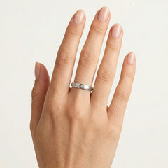 Anillo de boda de oro blanco con diamante