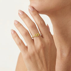 Prsten ze žlutého zlata se zapleteným srdcem