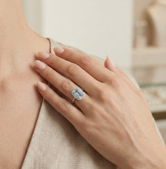 Obdélníkový zlatý diamantový prsten s akvamarínem