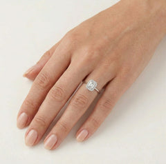 Obdélníkový prsten z bílého zlata se zirkony