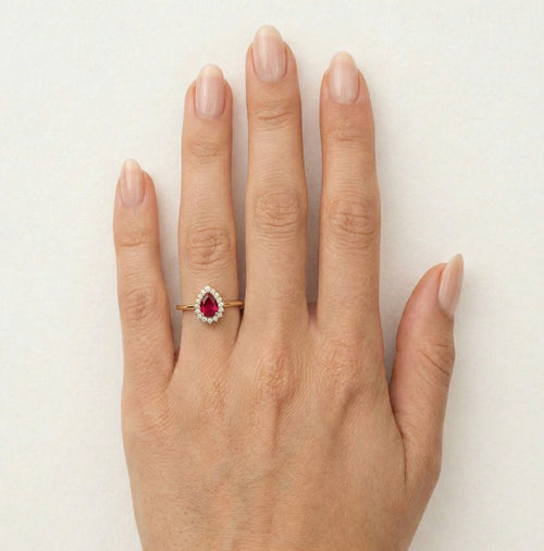 Anillo de rubelita en corte pera y oro amarillo