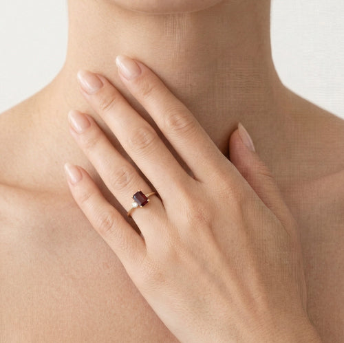 Zlatý dámský prsten s kubickými zirkony a granátem