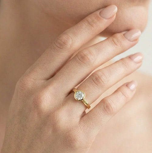 Bague en or avec zircon cubique serti.