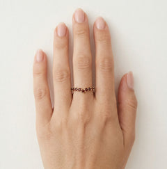 Anillo sencillo en forma de V con granate