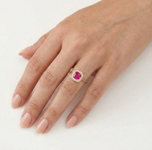 Anillo de oro con rubelita corte cojín