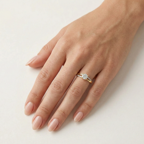 Akzent-Ring mit doppelter Linienführung aus Gold