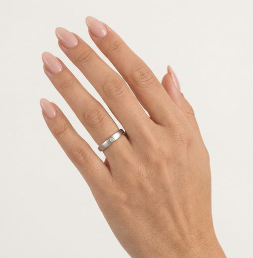 Elegante Ringe aus mattem Weißgold