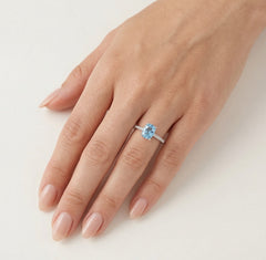 Elegantní obdélníkový prsten s topazem a diamanty