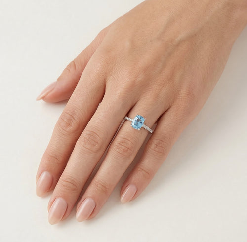 Elegantní obdélníkový prsten s topazem a diamanty