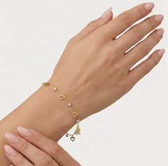 Bracelet chaîne avec cœurs et pierres pendants