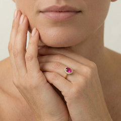 Královský oválný prsten s růžovým syntetickým kamenem