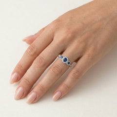 Bague avec trois saphirs coussin